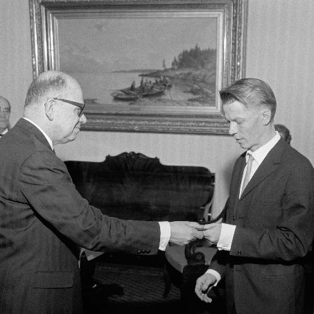Kuva 1. Kirsinä sai valtion kirjallisuuspalkinnon 1964. Taustalla on Lassi Nummi. Kuvan lähde on wikipedia.org.